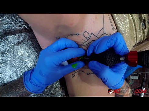 ❤️ tattooed ທີ່ສຸດ Hottie Sully Savage ໄດ້ຮັບ tattoo ສຸດ clitoris ຂອງນາງ ❤️ ໜັງໂປ້ ທີ່ lo.sexuria-net.ru ﹏